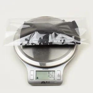 Affichage du poids d'un bandeau pour bébé en nylon montrant 16,0g sur une balance