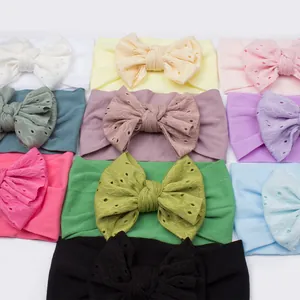 Vue à plat de bandeaux bébé en nylon souple colorés avec de grands nœuds aux détails texturés