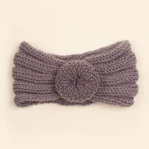Gros plan d'un bandeau en maille lilas pour bébé avec texture fleur de donut douce