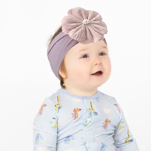 Bandeau bébé avec grande fleur rose et perles blanches sur tissu élastique violet doux