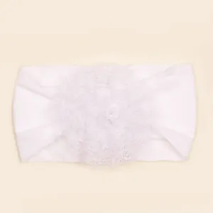 Detailopname van witte nylon hoofdband met gelaagde kantbloem voor baby meisjes
