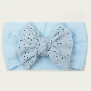 Détail du bandeau bébé avec nœud en dentelle anglaise bleu clair et maille souple