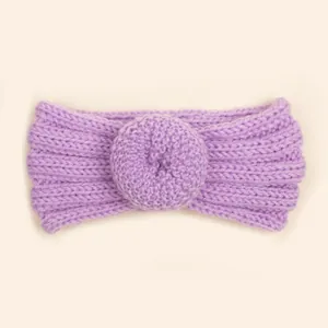 Vue détaillée du bandeau bébé tricoté violet clair avec nœud donut décoratif
