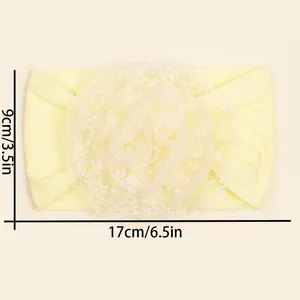 Detailweergave van lichtgele babyhaarband met afmetingen van 17 cm bij 9 cm