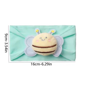 Détail du bandeau bébé vert menthe avec abeille en peluche et dimensions 16x9cm