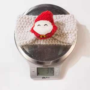 Detailansicht eines gestrickten Baby-Weihnachtsstirnbands mit einem Gewicht von 31,5 g