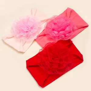 Detailoverzicht van driedelige set babynylon hoofdbanden met grote kanten bloemen