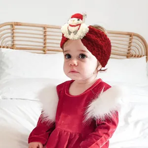 Nahaufnahme eines roten Strick-Baby-Stirnbands mit einer niedlichen 3D-Weihnachtsschneemann-Puppe