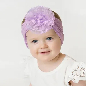 Elastische paarse nylon baby hoofdband met een grote gelaagde kanten bloem voor peuters