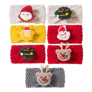 Makro-Detail von verschiedenen Weihnachts-Strickstirnbändern mit festlichen Plüsch-Dekoren