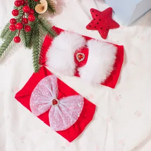 Détail de deux bandeaux de Noël pour bébé avec nœuds en peluche et joyaux en forme de cœur