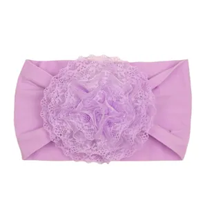 Elastische baby hoofdband met paarse gelaagde kanten bloem op witte achtergrond