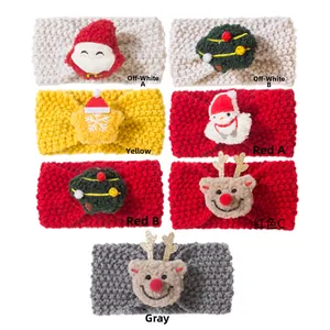 Detailansicht gestrickter Baby-Stirnbänder mit verschiedenen festlichen Weihnachtsfiguren