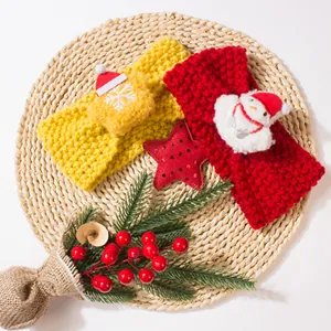 Gestrickte Baby-Stirnbänder zu Weihnachten mit Schneemann- und Stern-Plüschdekorationen