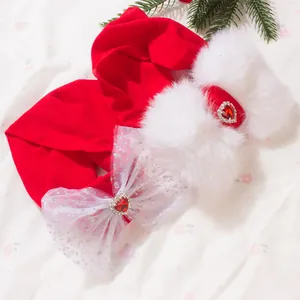 Détail du bandeau de Noël pour bébé en velours rouge avec nœud en strass et fausse fourrure