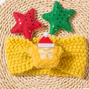 Detail eines gelben Strick-Weihnachtsstirnbands mit weichem Plüschstern und Nikolausmütze