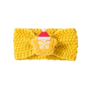 Gelbes gestricktes Baby Stirnband mit Schneeflocken Stern und roter Weihnachtsmütze