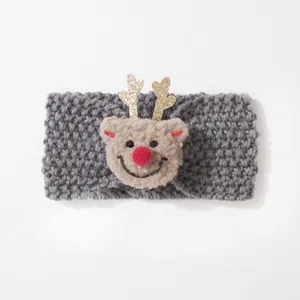 Detail eines grauen Strick-Weihnachtsstirnbands mit Plüsch-Elch und Goldpailletten