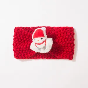 Detail des roten Baby-Stirnbands mit süßem Schneemann-Akzent für Weihnachten