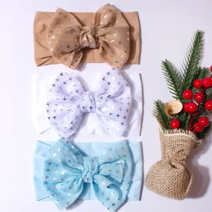 Détail de bandeaux pour bébé avec nœuds en tulle pailleté en beige, blanc et bleu