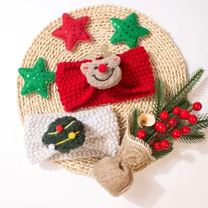 Gestrickte Weihnachts-Babystirnbänder mit Plüsch-Rentier und festlichen Baum-Dekos
