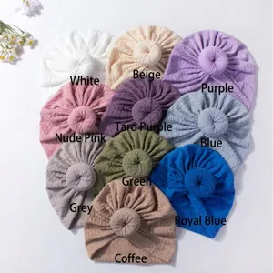 Flache Ansicht von Baby-Turban-Mützen in zehn Farben mit Donut-Knoten und Strickmuster
