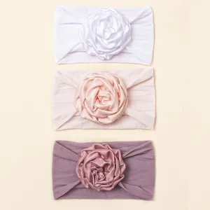Lot de trois bandeaux pour bébé en nylon avec grandes fleurs de rose en satin assorties