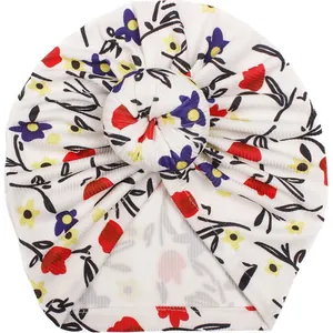 Detailansicht der geblümten Baby-Turban-Mütze mit weichem Donut-Knoten-Design