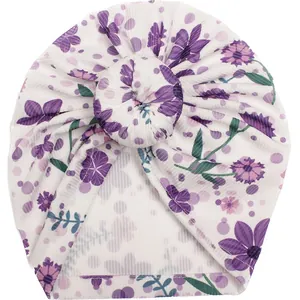 Detail der Blumen Baby Turban Mütze mit weicher Rippenstruktur und Blumenmuster