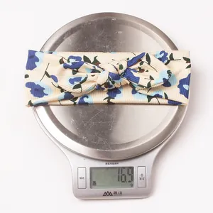 Détail d'un bandeau à oreilles de lapin floral léger pesant seulement 16,9g sur une balance