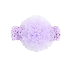 Detailansicht eines elastischen Spitzenstirnbands in Lavendel mit Blumenapplikation