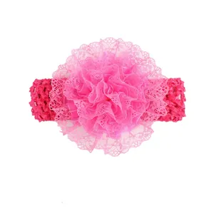 Detailansicht eines rosa Spitzenblumen-Stirnbands mit elastischem Band für Babys