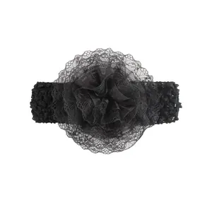 Detailansicht des elastischen schwarzen Spitzen-Baby-Stirnbands mit großer Spitzenblume