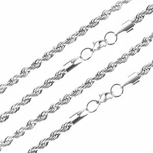 Vue détaillée de colliers en maille corde argentée avec fermoir mousqueton solide