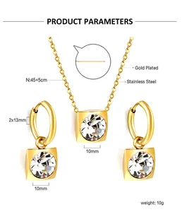 Detalle del conjunto de joyas de acero inoxidable bañado en oro con cristal cuadrado