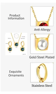 Detalle de conjunto de joyas de acero chapado en oro con medidas de los colgantes