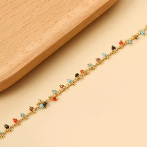 Minimalistisches Gold-Fußkettchen mit bunten Perlen für den Strand-Schmuck-Stil