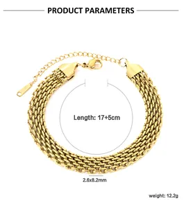 Dettaglio del bracciale a maglia in acciaio inossidabile placcato oro 18K con moschettone