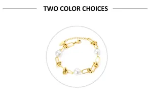 Detail eines vergoldeten Edelstahl-Knotenarmbands mit drei eleganten weißen Perlen