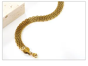 Dettaglio di un bracciale a catena piatta multistrato placcato oro 18k con chiusura a moschettone