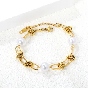Elegantes goldenes Gliederkettenarmband mit drei weißen Perlen und verstellbarem Verschluss