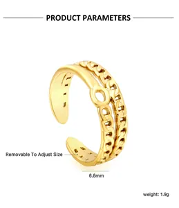Détail de la bague ajustable plaquée or 18K avec texture de chaîne à deux couches