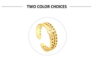 Détail d'une bague en acier doré 18K avec chaîne gourmette et design double couche lisse