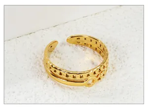 Gros plan détaillé d'une bague dorée double couche avec motif de chaîne ajouré et ouvert