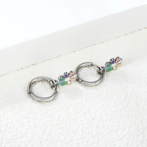 Boucles d'oreilles créoles en acier argenté avec pendentifs fleurs en émail coloré