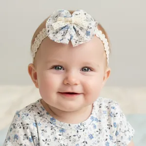 Detail van baby kant hoofdband met een blauwe bloemenstrik op zacht elastisch materiaal