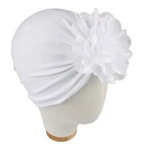 Turbant blanc pour bébé avec fleur en dentelle ajourée sur bandeau élastique