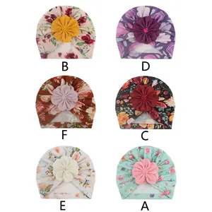 Mehrere Baby-Turban-Mützen mit Blumenmuster und großen Stoffblumen in einer Rasteransicht