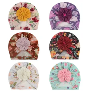 Set mit sechs bedruckten Baby-Knotenmützen mit großen Stoffblumen und elastischem Stoff