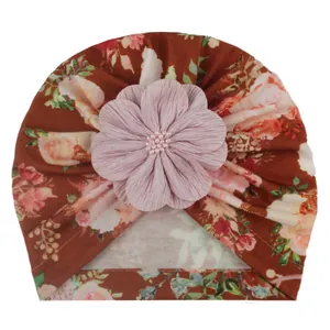 Detail eines Babyturban-Huts mit Vintage-Rosenprint und großer 3D-Blume mit Perlen